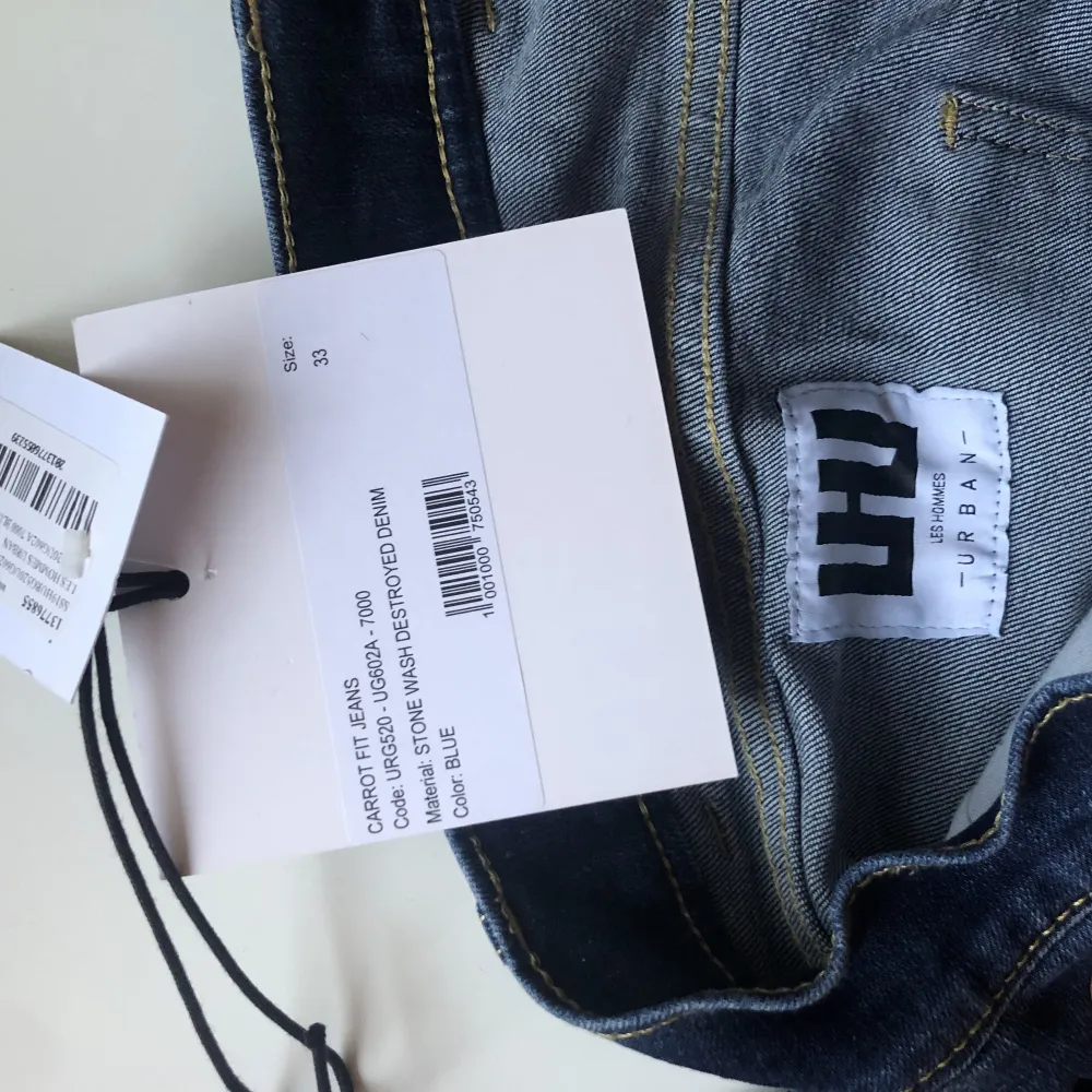 Blå destroyed jeans från Les Hommes. Storlek 33 och i fint skick. Kom med bud om priset inte passar. . Jeans & Byxor.