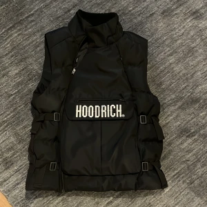 Hoodrich väst M - Försöker sälja min hoodrich väst som är i storlek M. Den är i nyskick och har använt den 5 gånger. Anledningen till att jag säljer den är för att jag har haft den länge och har inget intresse av västen längre.