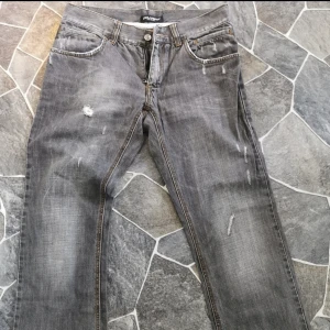 Dolce & gabbana jeans - Gråa jean från D&G. Nypris ligger runt omkring 6000kr. Storlek ser ni på två av bilderna storlekarna som står är bara min egna uppskattning. Väldigt bra skick.