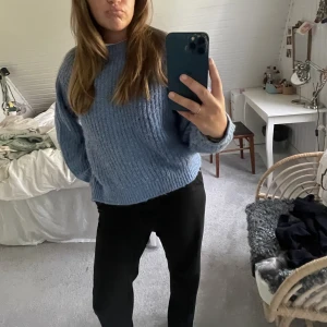 stickad tröja - Stickad tröja, sparsamt använd. Supermysig💙🥰