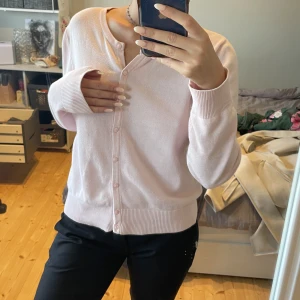 Topp från Hm ROSA - Söt knapptröja från hm i M🫶🏻