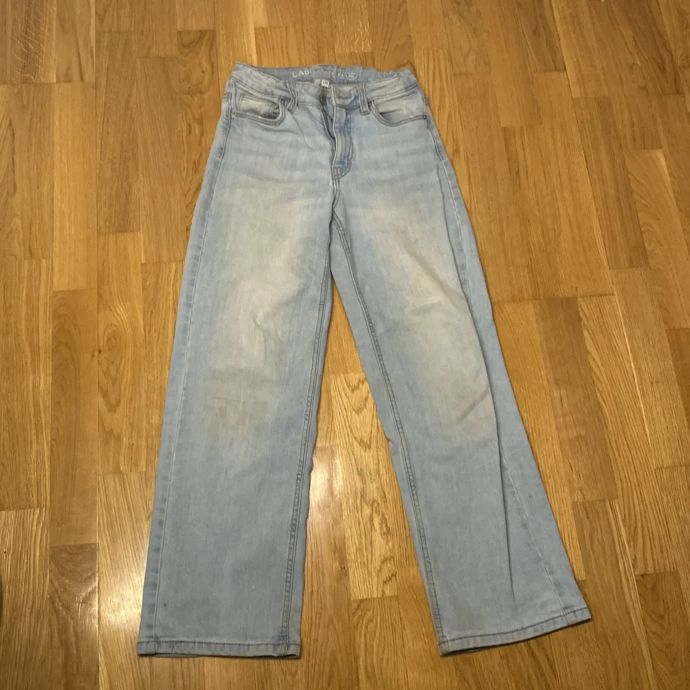 Original pris runt 200 Ljusblå jättefina jeans 🤍. Jeans & Byxor.