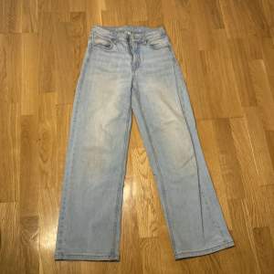 Original pris runt 200 Ljusblå jättefina jeans 🤍