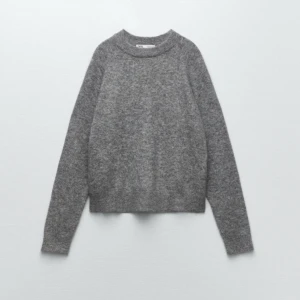 Zara stickad tröja  - Säljer denna fina stickade tröja från Zara Oanvänd🩷