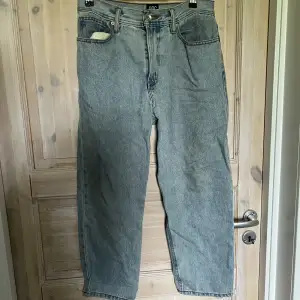 Ljusblåa loose fit jeans från Urban outfitters. Använda i mycket bra skick. Nypris 799kr. Skick 8/10