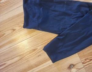 Träningsthigts - Träningsthigts i ej stretshigt material storlek XL. Använda max 5 gånger. Lite noppriga vid inner låren.