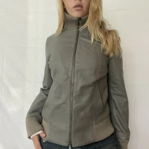 Skinnjacka - Grå tajt skinnjacka som passar perfket till hösten. Storlek S-M. Bra skick!