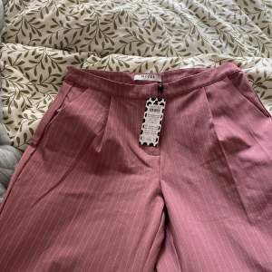 Superfina rosa lågmidjade/mid-Waist kostymbyxor med kritstreck i! 🌸 Helt oanvända med lappen kvar! Nypris 399🌸   Storlek xs!
