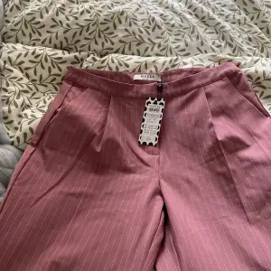 Superfina rosa lågmidjade/mid-Waist kostymbyxor med kritstreck i! 🌸 Helt oanvända med lappen kvar! Nypris 399🌸   Storlek xs!