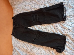 Jeans - Svarta jeans från zalando med hål i knäna. De är väl använda och man ser tydligt att de har varit använda. Längst ned i benen är de lite sönder och frasiga för att de har varit lite för långa på mig. Skulle nog passa strl 40 också.