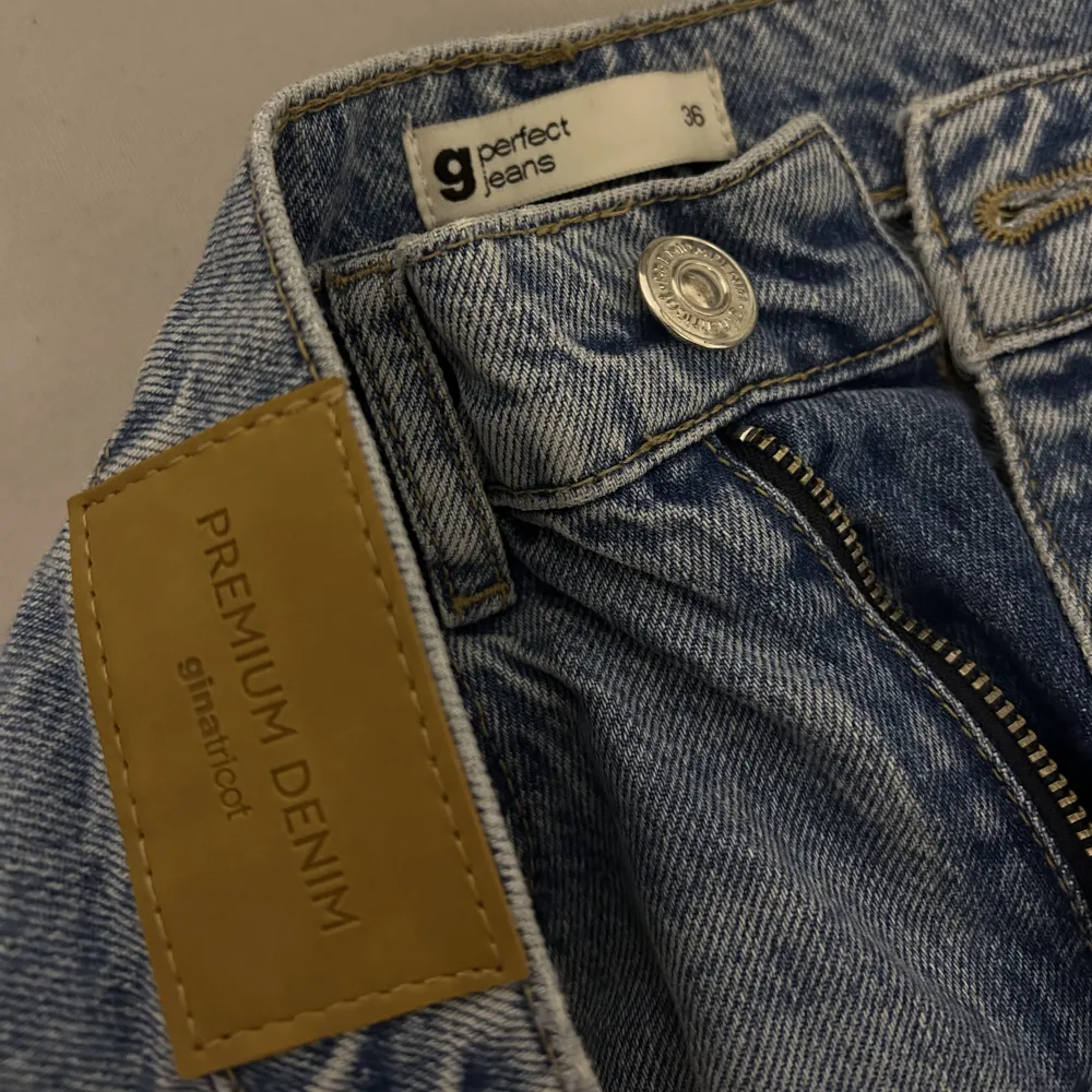 Säljer dessa fina jeansen pga passar tyvärr inte mig så fina. Använt kanske 1-2 ggr. . Jeans & Byxor.