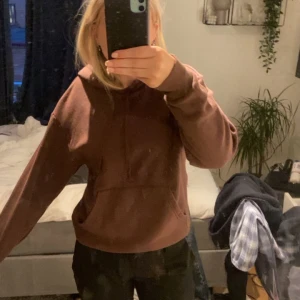 Hoodie  - brun hoodie från Monki i strl xxs men passar Xs , kom privat för fler frågor 🙏🏻🥰