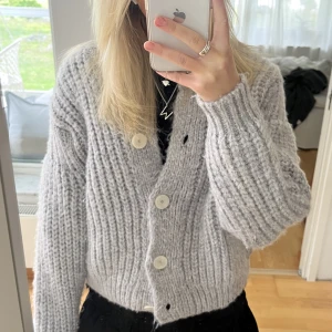 Stickad kofta - Mysig stickad kofta som passar super till hösten💓 Färgen på tröjan är mer lik den på första bilden.
