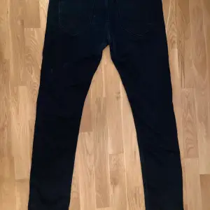 Lee jeans i modellen luke, strl W33, L34. Skick: 10/10 (aldrig använda) då de var för skinny för mig, inga hål eller defekter heller. Nypris:999kr, mitt pris = 200kr + frakt. ⚠️NOTERA: köpt är köpt, inga returer⚠️