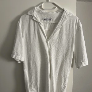 Linneskjorta från WEEKDAY  - Linneskjorta från WEEKDAY fint skick   Fråga om fler bilder 