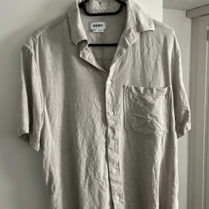 Linneskjorta från WEEKDAY  - Fin linneskjorta från WEEKDAY   Fråga om fler bilder