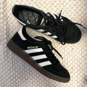 adidas handball spezial - adidas sneakers i modell handball spezial! Knappt använda pga fel storlek, inga revor eller fläckar