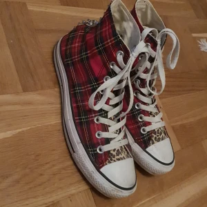 Rutiga converse med knitar - Använt skick. Hela och helfria, storlek 40.
