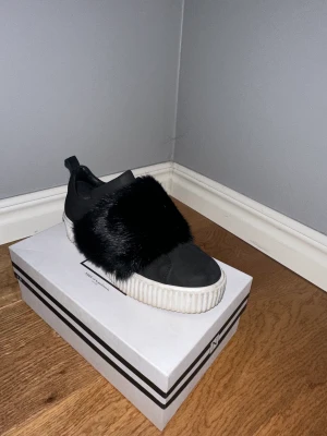 Skor - Jätte fina skor från NUDE of Scandinavia i strl 38. Användts sparsamt men passar inte min fot, därav vill jag sälja!