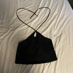 Zara Linne - Säljer detta Zara linne i storlek L, sparsamt använt. Linnet är väldigt kort och snörena knyts i nacken. Kan mötas upp annars står köparen för frakten❤️