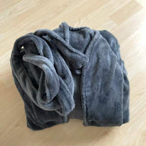 Blå morgonrock - Otroligt mysig morgonrock i fin färg! Den är använd men ändå välvårdad!Hör gärna av er vid eventuella frågor!