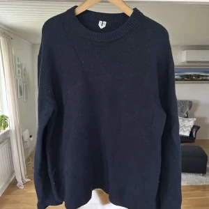 Stickad tröja från Arket - Säljer denna sköna stickade tröja från arket, den är i storlek M och passar bra nu till hösten. Den är i bra skick och kostar som ny ungefär 850 kr, men mitt pris är 400. (Priset kan diskuteras vid en snabb affär)