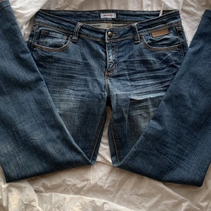 Lågmidjade jeans - Supersnygga lågmidjade raka/vida jeans. Bara att skriva om du har några frågor eller vill ha fler bilder(kan tyvärr inte skicka bild med dem på) Midjemåttet är 43 cm tvärs över midjan och innerbenslängden är 73 cm🌟🌸