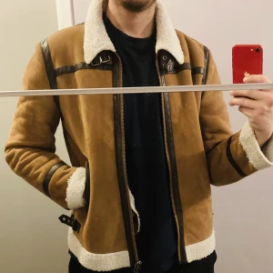 Stilig varm fodrad bomberjacka  - Stilig fodrad bomberjacka i skinnimitation. Storlek L. Mycket bra skick. Modellen på bilden Längd 185 cm, vikt 88kg