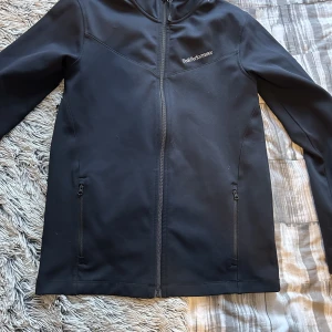 Piké performance  - En riktigt fin piké porformence tröja som nästan aldrig använts så den e så gott som ny och bara ligger och inte används priset ej hugget i sen