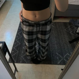Vit-svarta pyamasbyxor - Säljer svartvit rutiga pyjamasbyxor för bara 70 kr, de är väldigt fina, de är rätt så pösiga längre ner men de är luftiga och sköna att gå runt med hemma. Dessa kan jag gå med på att diskutera om lägre pris. Jag är 1,57 o de passar i längd
