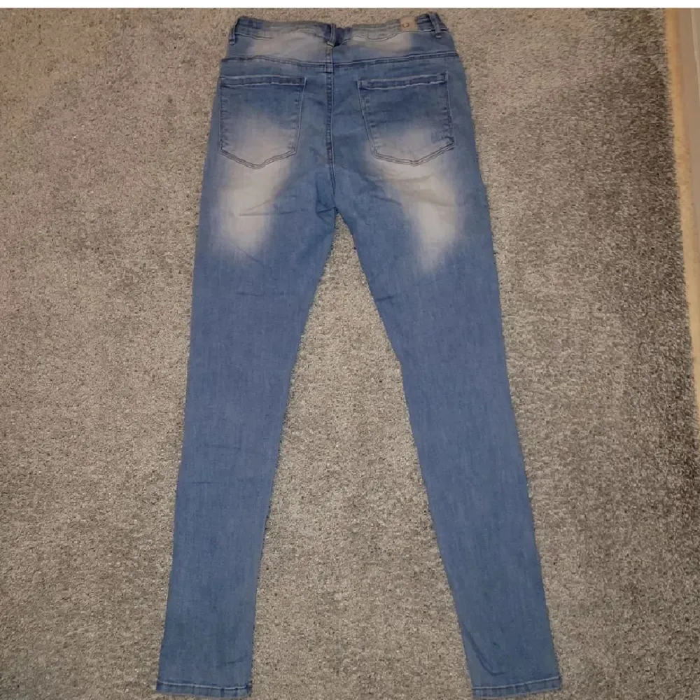 Blåa håliga jeans från KappAhl. Det står storlek 164, men skulle säga att den passar XS-S. Knappt använd, så i jättebra skick! Kan fraktas, men köparen står för frakten 🥰. Jeans & Byxor.