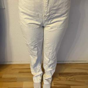 Vita högmidjade straight fit jeans från berska. Lite fläckar längst ner vid benen men inget som syns. Skriv för mer detaljer.