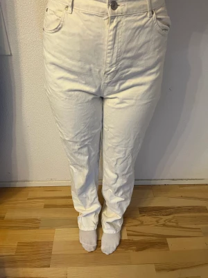 Vita jeans  - Vita högmidjade straight fit jeans från berska. Lite fläckar längst ner vid benen men inget som syns. Skriv för mer detaljer.