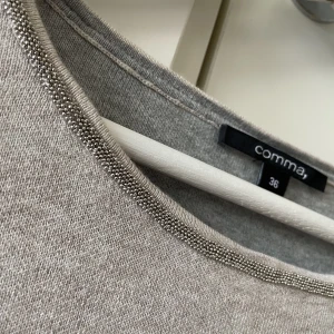 Damtröja med fina detaljer - Mjuk och fin tröja från Comma, ✨ •En gång använd tröja. Tvättad •Väldigr fin, mjuk och trendig •Storlek 36 Finns på fler sidor. Snabb affär prioriteras alltid 🚫Djurfritt och rökfritt hem 📍Kan mötes upp i Mölnlycke  📬Kan skickas mot fraktkostnad 