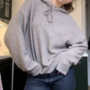 Stickad hoodie - Supermysig stickad hoodie från Lindex. Perfekt med typ svarta jeans och kappa nu i höst 💌