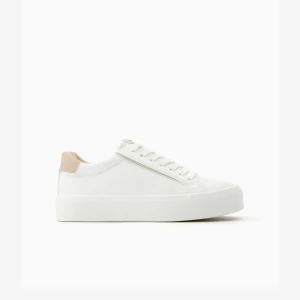 Bershka skor - Enkla skor ifrån bershka, perfekt nu till hösten. Aldrig använt lappen finns kvar.