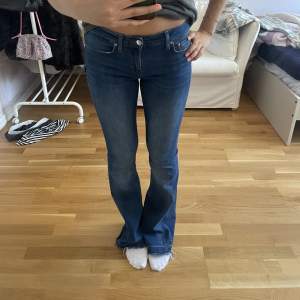 Assnygga jeans från Zara i strl 36. Uppsprättade längst ner därav priset men annars hur fina som helst (bild 2). Jag är 165. Kan mötas upp, posta frakt ingår INTE