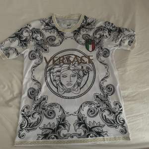 Säljer min versace Italien retro tröja Skick 10/10 har aldrig använt var för stor när jag köpte den, skriv om fler bilder köpt för 450