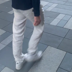 Linne byxor - Säljer dessa vita linne byxor för herr! Inköpta på Stone Island butiken, nypris ca 4000kr. Inga defekter, använd fåtal gånger så dom är i nyskick. Skriv för fler bilder 🤍 killen på bilden är 191cm lång, snören finns i midjan