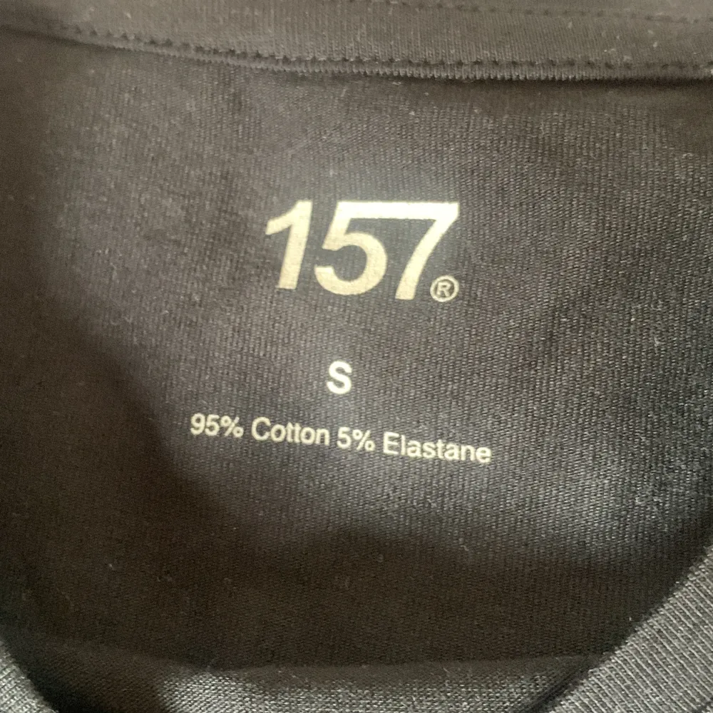 Säljer min svarta tröja som är helt ny aldrig använd bara testad 💗storlek S ny pris 80kr💗säljer för 60 vid snabb affär 50kr💗 ⚠️Använda inte köp nu⚠️. Toppar.