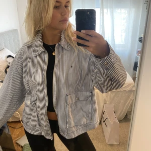 H&M jacka - Populär och slutsåld randig jeans jacka från h&m. Storlek L- XL, sitter oversized på mig som är en s-m. Som ny och enbart använd ett fåtals ggr☺️ perfekt ny till hösten med en stickad under
