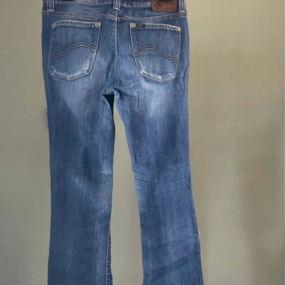 Säljer lee byxor i storlek m/38 med ett hål på ena knät, de är inte riktigt lågmidjade men nästan, jättesnygg färg, kan fraktas eller hämtas i Örebro . Jeans & Byxor.