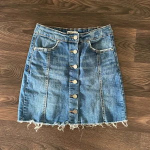 Jeanskjol  - Kjolen är i nyskick och använd 2 ggr, köpt för 350 kr💗