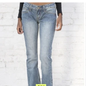 Brandy jeans - Säljer skitsnygga lågmidjade jeans från brandy Melville i modellen Kylie, nästan i nyskick🥰( lånade bilder)