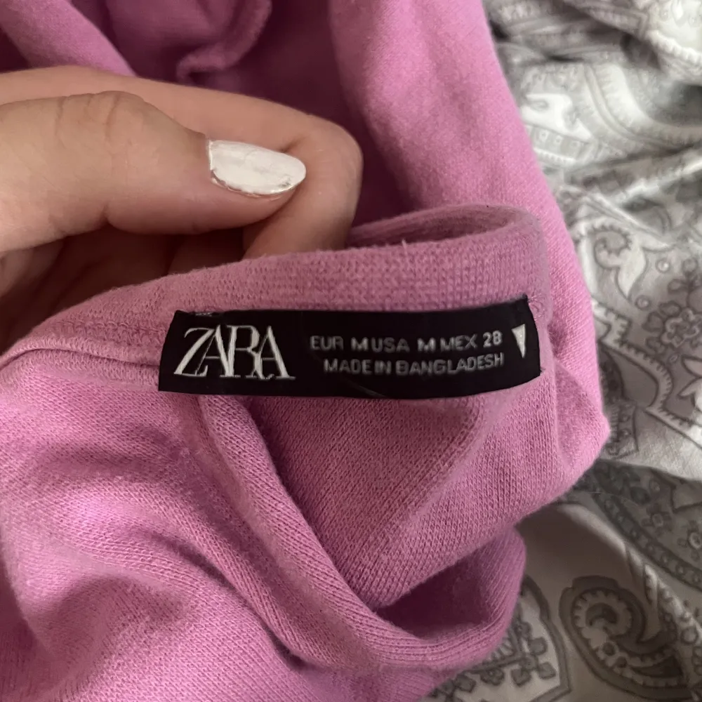 En så gullig rosa topp/magtröja från Zara!🥰 Inköpt hösten 2021, endast använd ett fåtal gånger och i bra skick. Den är i storlek M men är lite liten i storleken. Skulle säga att den passar en S. Pris kan diskuteras.. Toppar.