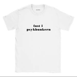 Kent T Shirt med referens till studion de köpte 2004 som namngavs ”Psykbunkern”. Tröjan finns att köpa på min Etsy-shop som ligger i bion! Fler färger finns även att välja mellan på hemsidan! Skriv om ni har några frågor!