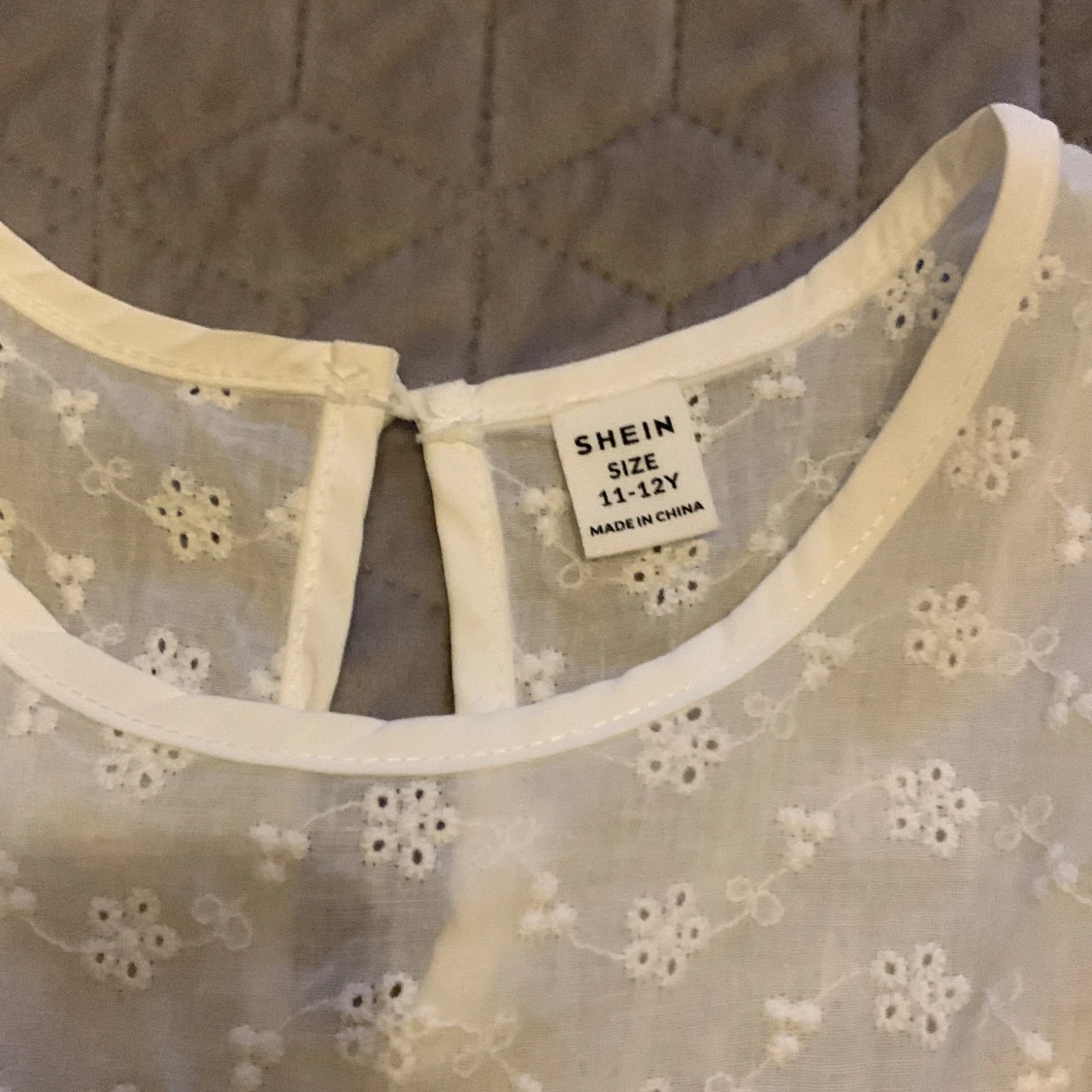 Vit blus men volang ärmar  - 90