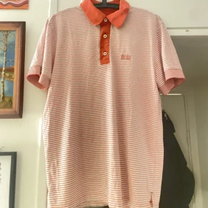 HUGO BOSS PIKÉ  - Asfet Hugo Boss piké som jag säljer på grund av att tyvärr inte använder den längre. Den är i bra skick och sitter bra på mig som är 180! Kan mötas upp eller posta🌟
