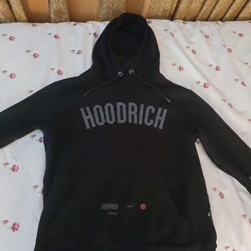 ny skickt använd bara 3 gånger, den var liten på mig, tömmer min garderob, limited edition. Hoodies.