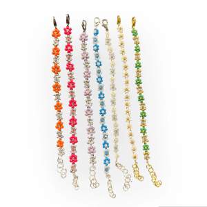 Blommiga armband i många olika färger! 59 kr styck! Går även att ge förslag på andra färger och kombinationer!🫶